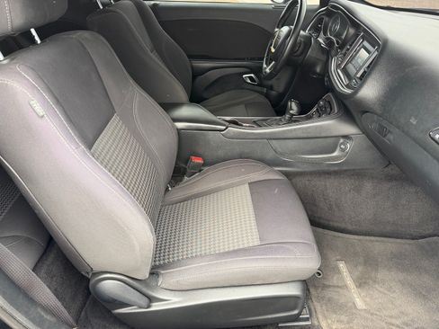 Used 2015 Dodge Challenger SXT RWD image 12