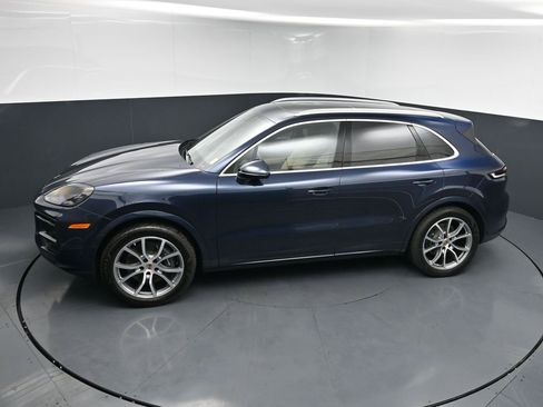Used 2025 Porsche Cayenne AWD/4WD image 14