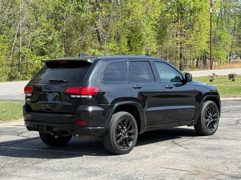 Used 2017 Jeep Grand Cherokee Altitude image 4