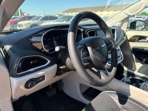 Used 2023 Chrysler Pacifica Limited FWD image 11