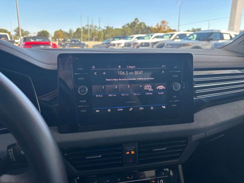 Used 2025 Volkswagen Jetta SE image 27