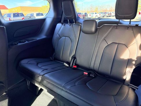 New 2026 Chrysler Pacifica Select AWD/4WD image 10