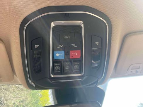 Used 2022 Jeep Grand Cherokee L Limited AWD/4WD image 31