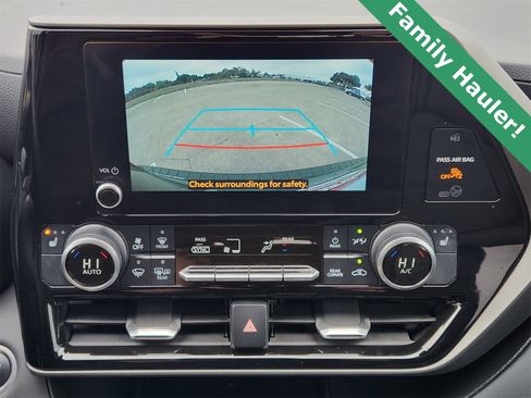 Used 2024 Toyota Highlander XLE image 19