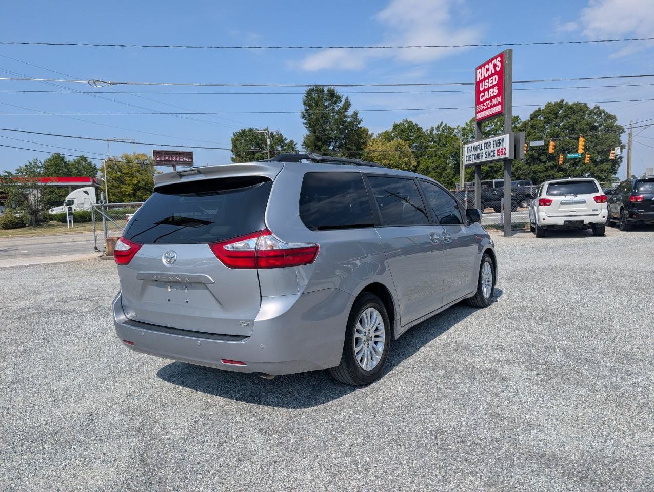 Used 2017 Toyota Sienna XLE w/ XLE Navigation Package FWD image 7