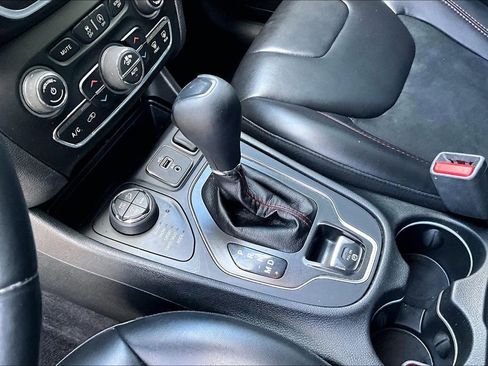 Used 2019 Jeep Cherokee Trailhawk w/ Comfort/Convenience Group AWD/4WD image 15