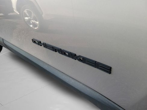 Used 2021 Jeep Cherokee Latitude Plus AWD/4WD image 16