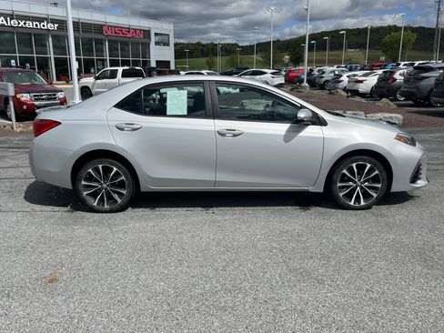 Used 2018 Toyota Corolla SE w/ SE Premium Package FWD image 2