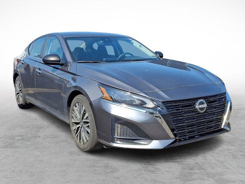 Used 2025 Nissan Altima 2.5 SV FWD image 3