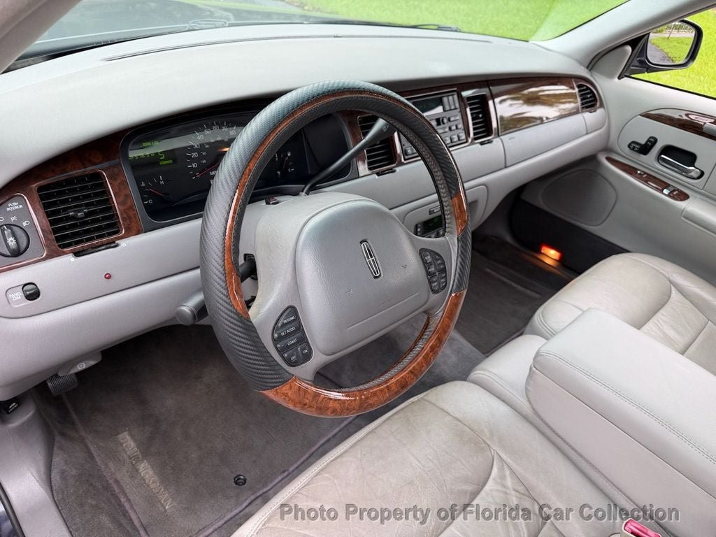 Used 1999 Lincoln Town Car Signature RWD image 31