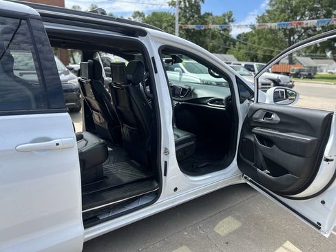 Used 2018 Chrysler Pacifica Touring-L Plus FWD image 6