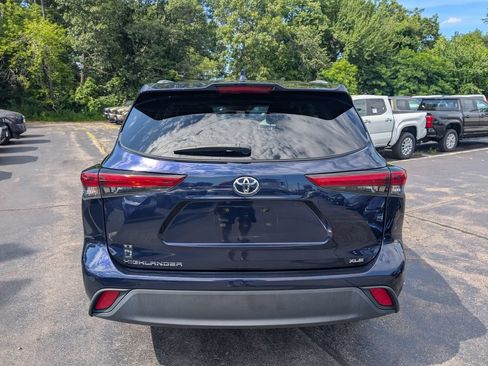 Used 2023 Toyota Highlander XLE FWD image 6