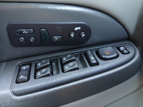 Used 2003 Chevrolet Suburban 4WD image 9