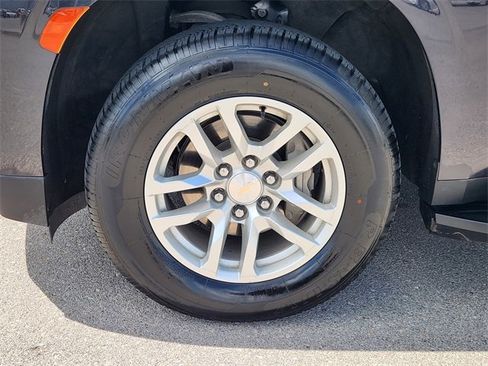 Used 2023 Chevrolet Suburban LT image 13