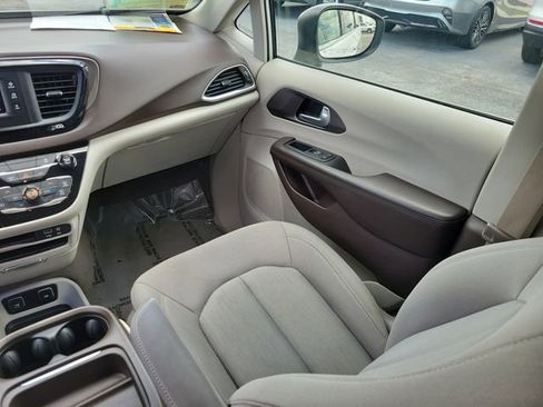 Used 2017 Chrysler Pacifica Touring Plus FWD image 12