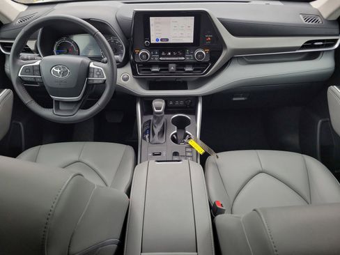 Used 2024 Toyota Highlander XLE AWD/4WD image 13