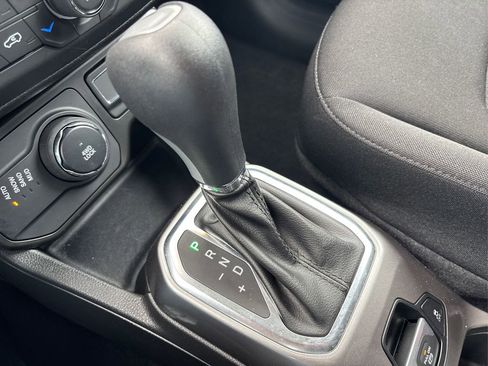 Used 2022 Jeep Renegade Latitude image 30