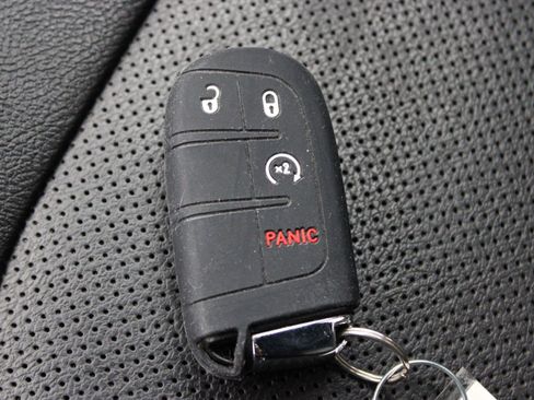 Used 2023 Jeep Compass Latitude image 40