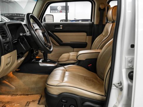 Used 2010 HUMMER H3 Luxury w/ Appearance Package image 3