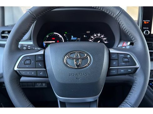 Used 2025 Toyota Sienna XLE FWD image 26