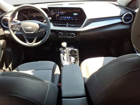 Used 2025 Chevrolet Trax LT FWD image 12