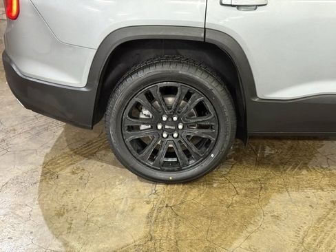 Used 2023 GMC Acadia SLE w/ Driver Convenience Package image 6