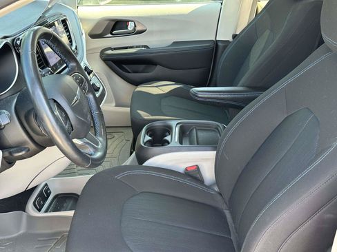 Used 2021 Chrysler Pacifica Touring w/ Cold Weather Group FWD image 9
