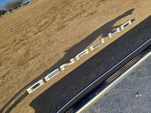 Used 2022 GMC Sierra 2500 Denali w/ Denali Black Diamond Edition image 12