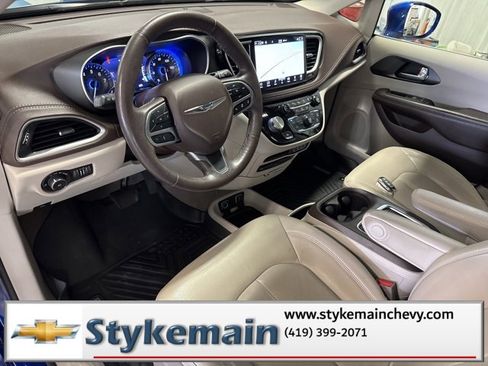 Used 2021 Chrysler Pacifica Touring-L w/ Uconnect Theater Family Group image 35