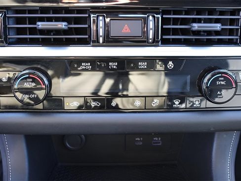 Used 2022 Nissan Pathfinder SL w/ SL Black Package image 16