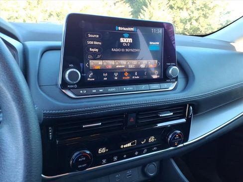 Used 2022 Nissan Rogue SV image 9