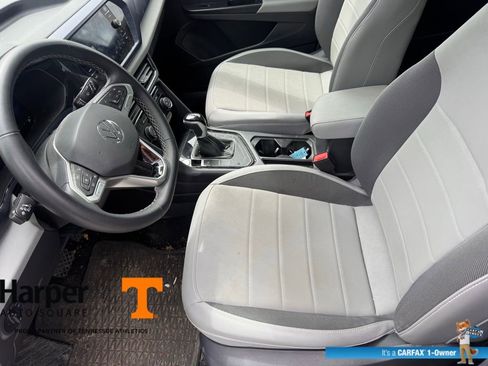 Used 2023 Volkswagen Taos SE w/ Panoramic Sunroof Package image 13