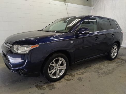 Used 2014 Mitsubishi Outlander GT AWD/4WD image 2