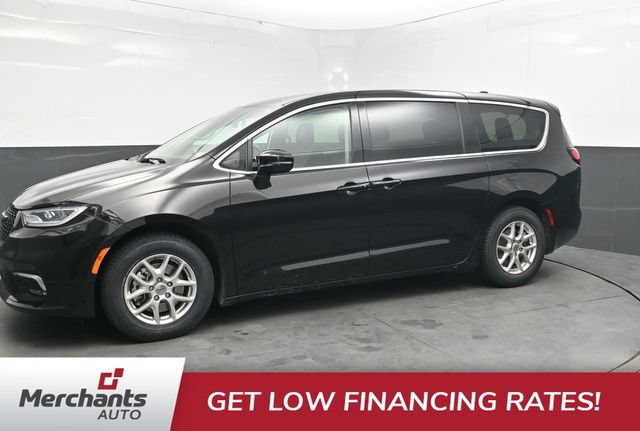 Used 2024 Chrysler Pacifica Touring-L FWD image 3