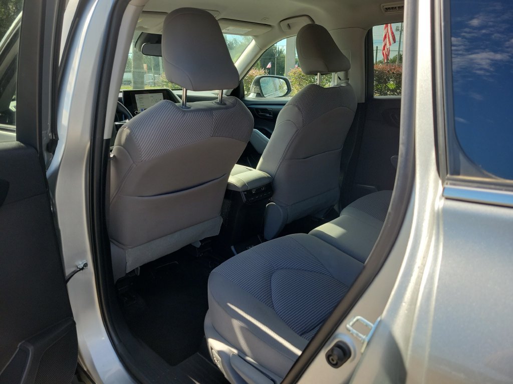 Used 2023 Toyota Highlander L FWD image 8