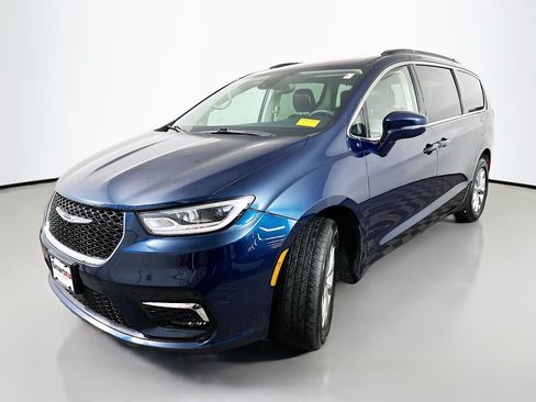 Used 2022 Chrysler Pacifica Touring-L AWD/4WD image 3