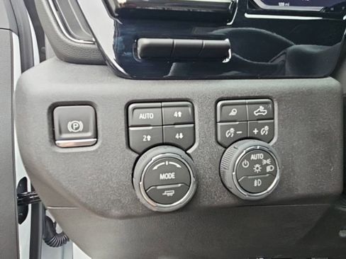 Used 2026 Chevrolet Silverado 2500 ZR2 AWD/4WD image 17