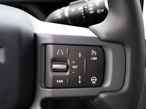 New 2025 Land Rover Defender 90 X-Dynamic SE image 34