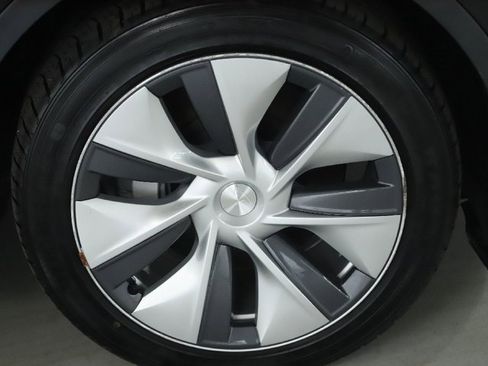 Used 2021 Tesla Model Y Long Range image 36