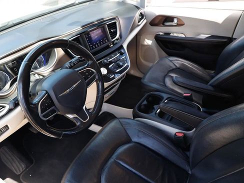 Used 2019 Chrysler Pacifica Touring-L FWD image 6