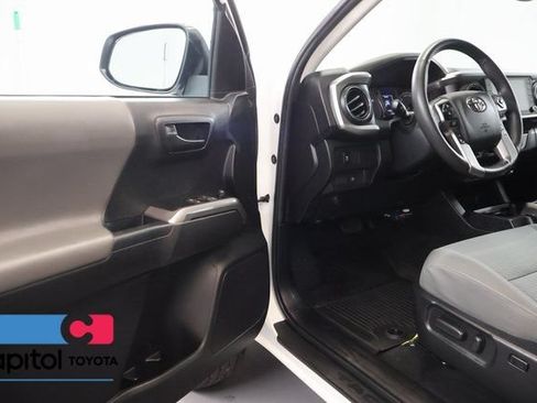 Certified 2022 Toyota Tacoma SR5 AWD/4WD image 9