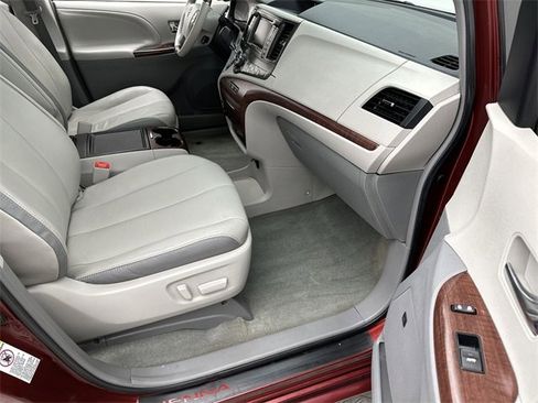 Used 2014 Toyota Sienna Limited image 26