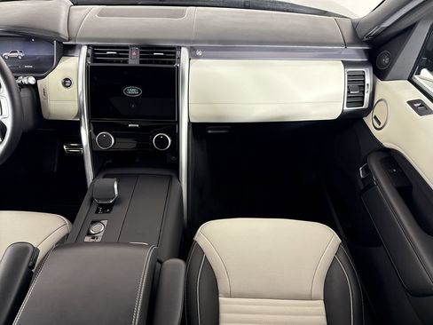 Used 2024 Land Rover Discovery Metropolitan Edition image 26