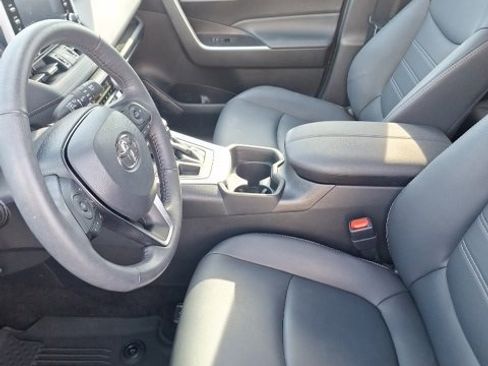 Used 2021 Toyota RAV4 XLE Premium image 17