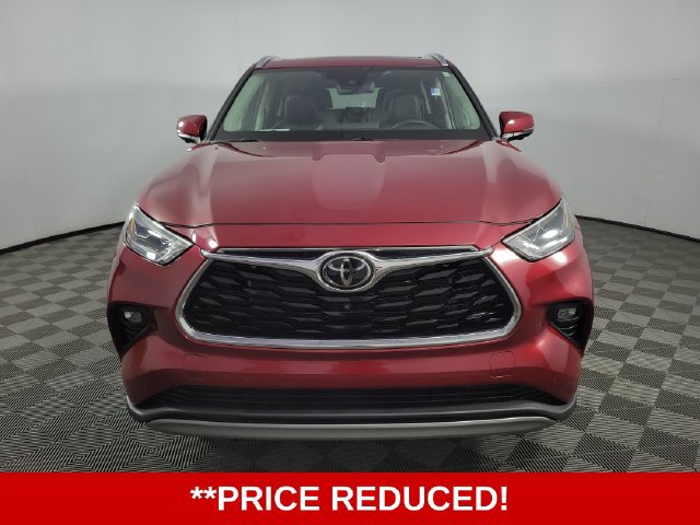 Used 2024 Toyota Highlander Platinum FWD image 2