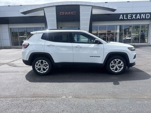 Used 2024 Jeep Compass Latitude AWD/4WD image 2