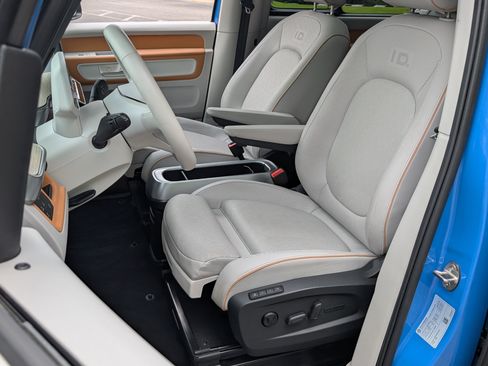 Used 2025 Volkswagen ID. Buzz Pro S Plus RWD image 17