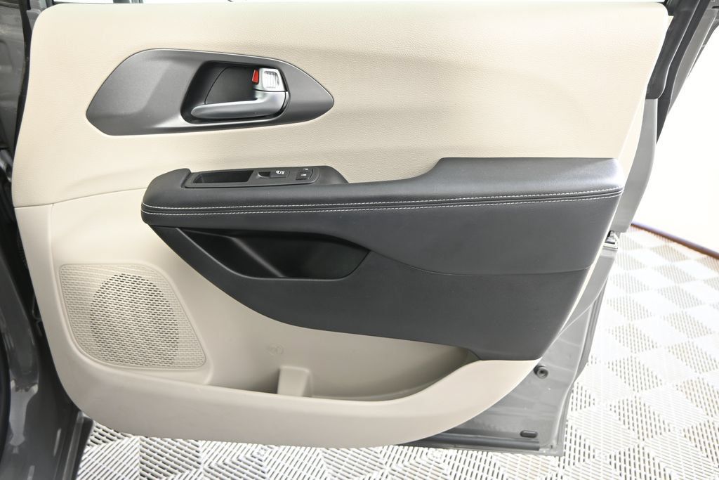 Used 2023 Chrysler Pacifica Touring-L FWD image 7