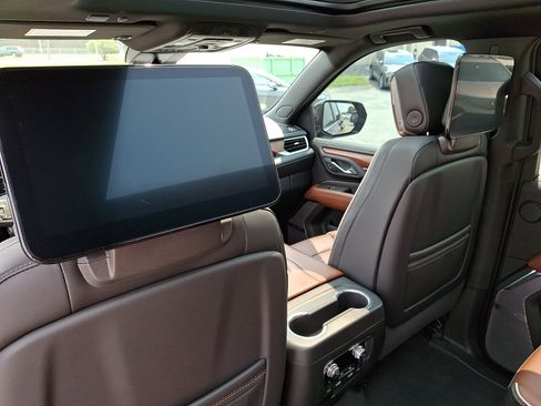 Used 2023 GMC Yukon Denali Ultimate AWD/4WD image 9