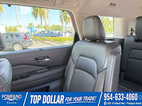 Used 2024 Nissan Pathfinder SL w/ SL Premium Package FWD image 15